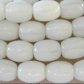 25 Vintage White Czech Oval Glass Beads #931